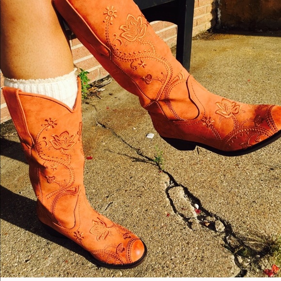 COWBOY BOOTS - Picture 3 of 6